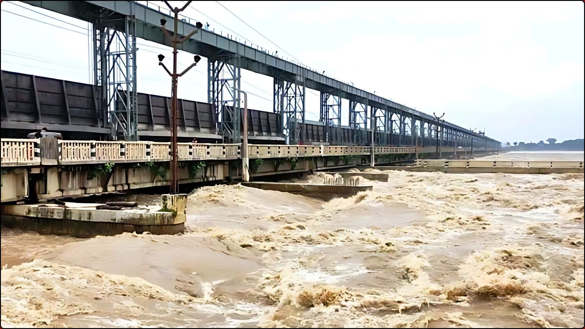 कोशीमा यस वर्षकै उच्च बहाव, सबै ढोका खाेलियाे